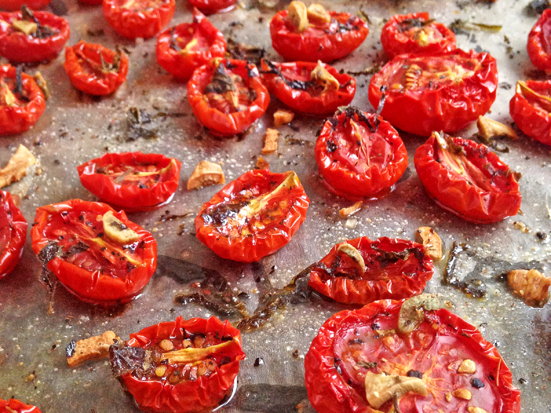 Вяленые томаты рецепт в духовке самый простой. Сушка помидор. Сушки с помидорами и травами. Сушки томатные. Сушки с томатом.