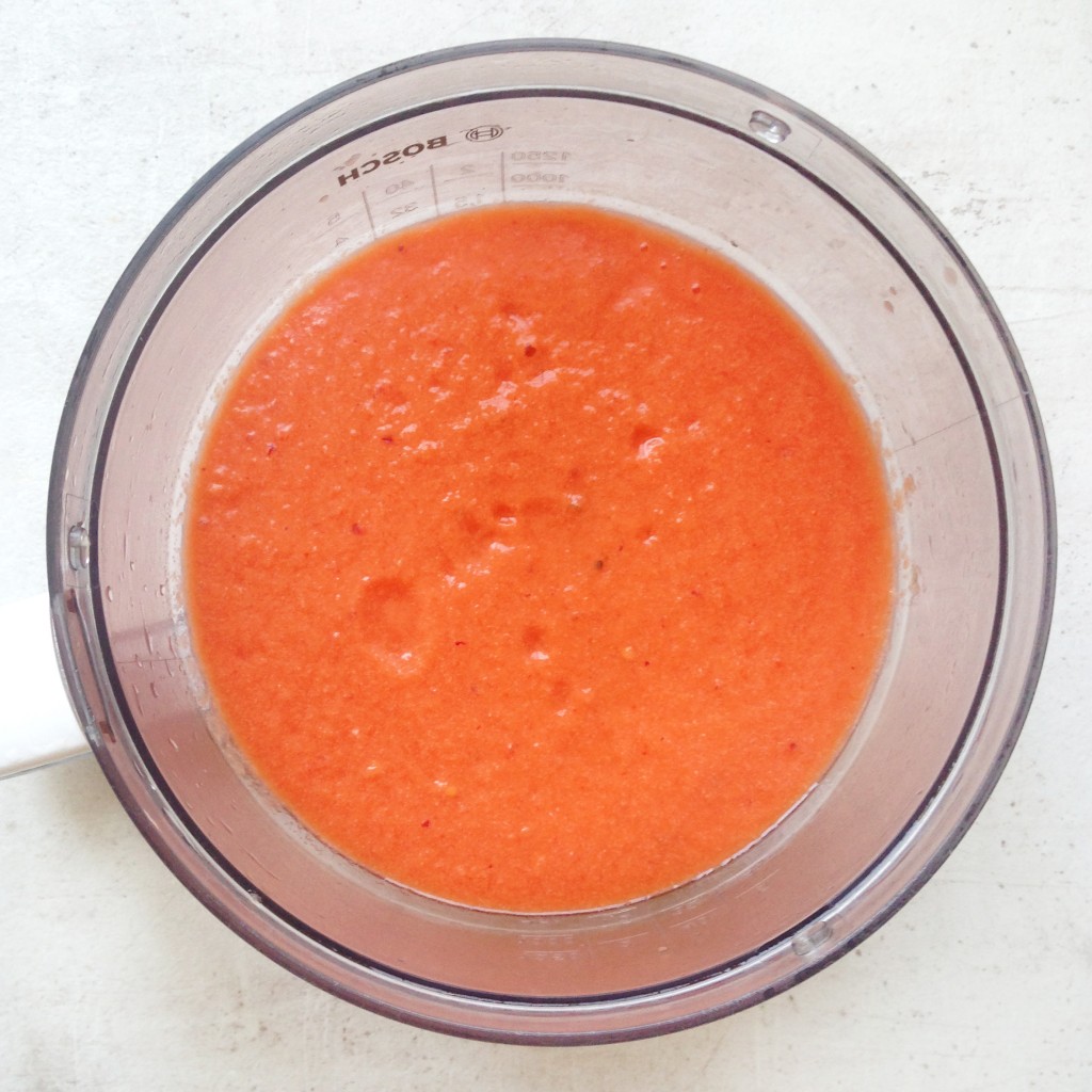 Гаспачо со сладким перцем и черешковым сельдереем