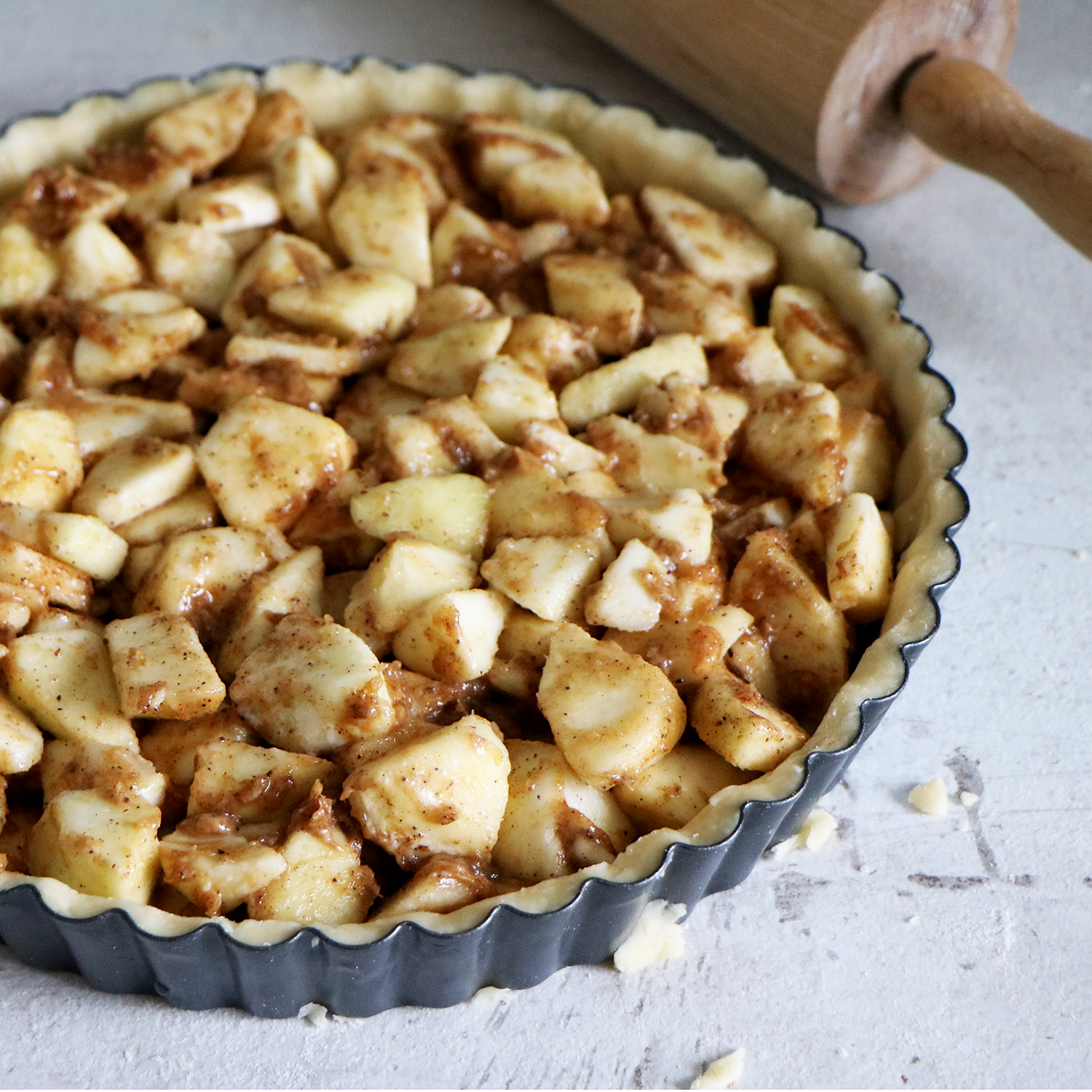 Рецепт начинки из свежих яблок. Яблочная начинка для пирогов. Яблоки с начинкой. Начинка из яблок для пирожков. Пряный яблочный пирог.
